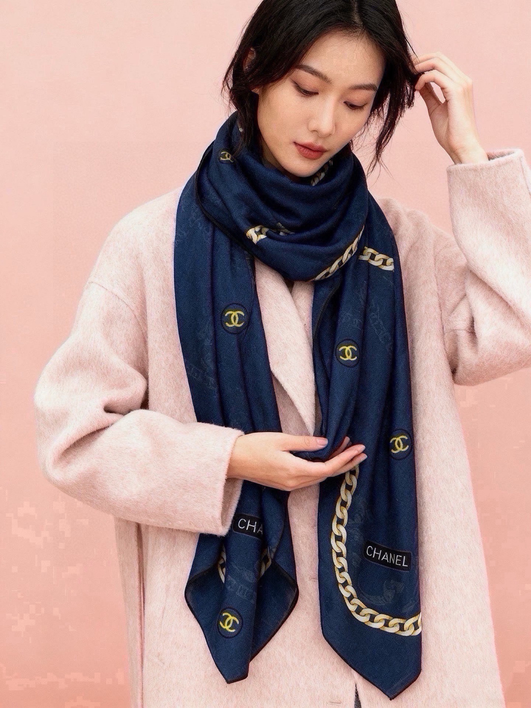 高级成衣系列～Chanel  【140双面同色丝绒披肩】 此系列谱写一曲自由轻灵的赞歌 本系列作品创新演绎品牌的风格符号
