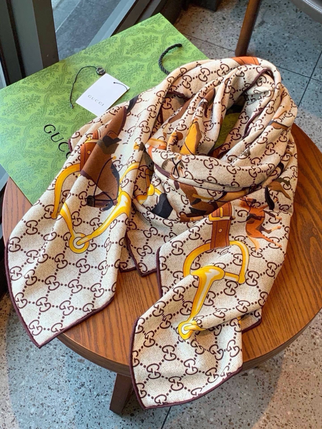 💟Gucci~140双面丝绒披肩 马鞍细节和骑马图案以精致色调匠心呈献，意在向品牌与马术世界的深厚渊源致敬。这款方巾以真