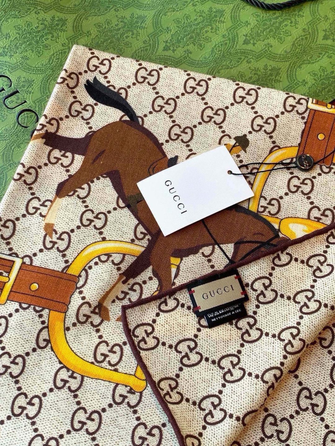 💟Gucci~140双面丝绒披肩 马鞍细节和骑马图案以精致色调匠心呈献，意在向品牌与马术世界的深厚渊源致敬。这款方巾以真
