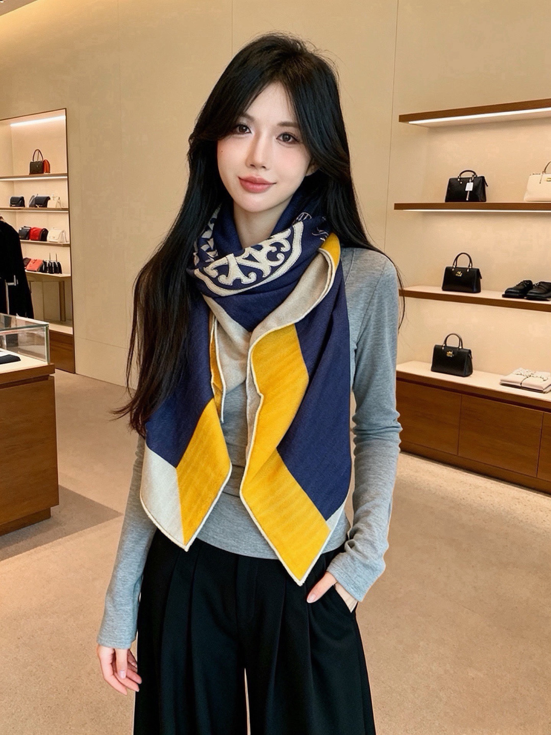 上新❤️  【▪️摩登重磅圈C位！官网已断货，各种加价都巨难买！！！Hermes 秋冬首款140羊绒真丝围巾！！】不是丝