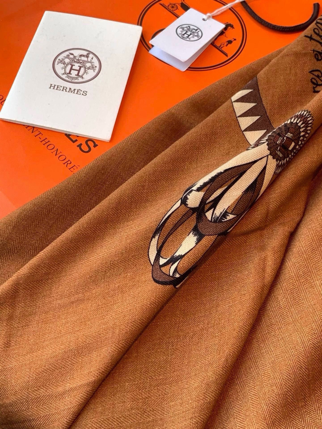 上新❤️  【▪️摩登重磅圈C位！官网已断货，各种加价都巨难买！！！Hermes 秋冬首款140羊绒真丝围巾！！】不是丝