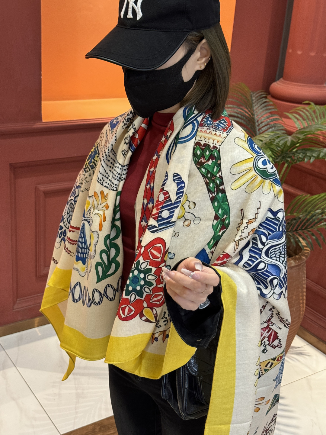 爱马仕～秋冬搭配利器❗️顶级双面同色 版真丝羊绒披肩！！1条等于2条】点睛精彩，图案和配色都超级喜欢，又一款双面配色工艺