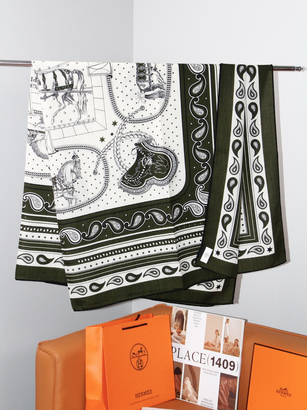 “盛宴BANDANA” 新款💕 140丝绒方巾双面同色（专柜同步Hermes爱马仕）‼️抢‼️VIP推荐 ‼️下手一定要