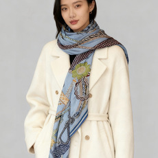 “编织鞍带”140方巾~Hermes 手工卷边丝绒方巾(30%桑蚕丝70%羊绒) 这款爱马仕的经典单品展现强大而迷人的 “编织鞍带”140方巾~Hermes 手工卷边丝绒方巾(30%桑蚕丝70%羊绒) 这款爱马仕的经典单品展现强大而迷人的