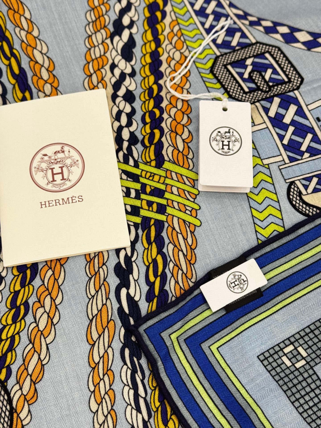 “编织鞍带”140方巾~Hermes 手工卷边丝绒方巾(30%桑蚕丝70%羊绒) 这款爱马仕的经典单品展现强大而迷人的 “编织鞍带”140方巾~Hermes 手工卷边丝绒方巾(30%桑蚕丝70%羊绒) 这款爱马仕的经典单品展现强大而迷人的