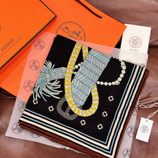 “编织鞍带”140方巾~Hermes 手工卷边丝绒方巾(30%桑蚕丝70%羊绒) 这款爱马仕的经典单品展现强大而迷人的 “编织鞍带”140方巾~Hermes 手工卷边丝绒方巾(30%桑蚕丝70%羊绒) 这款爱马仕的经典单品展现强大而迷人的
