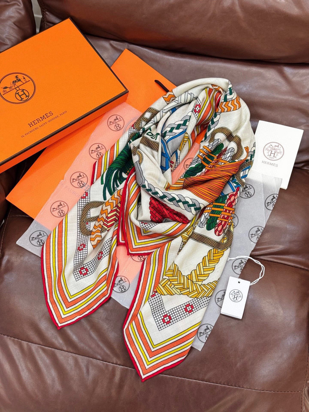 “编织鞍带”140方巾~Hermes 手工卷边丝绒方巾(30%桑蚕丝70%羊绒) 这款爱马仕的经典单品展现强大而迷人的 “编织鞍带”140方巾~Hermes 手工卷边丝绒方巾(30%桑蚕丝70%羊绒) 这款爱马仕的经典单品展现强大而迷人的