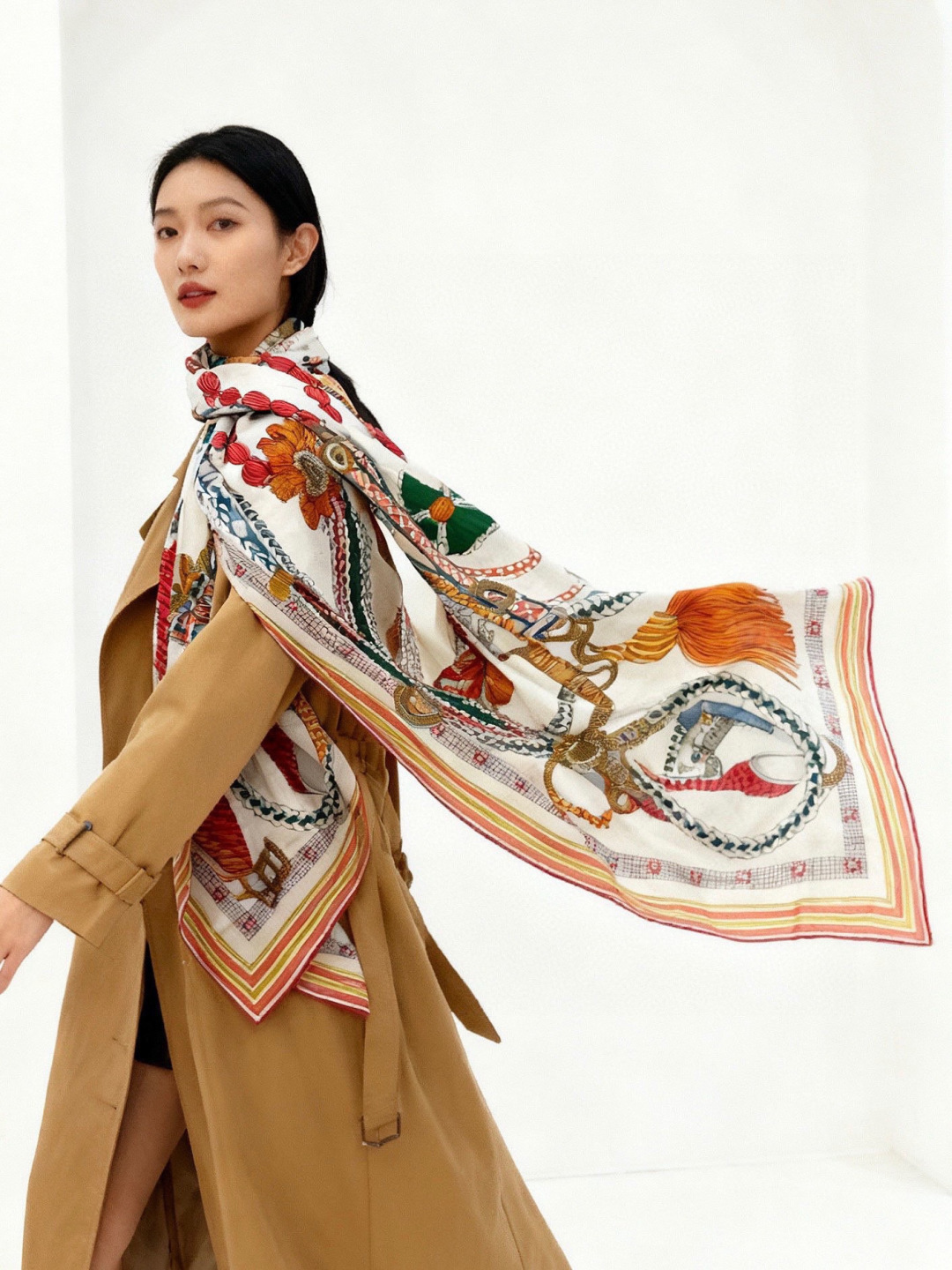“编织鞍带”140方巾～Hermes  手工卷边丝绒方巾（30%桑蚕丝70%羊绒） 这款爱马仕的经典单品展现强大而迷人的