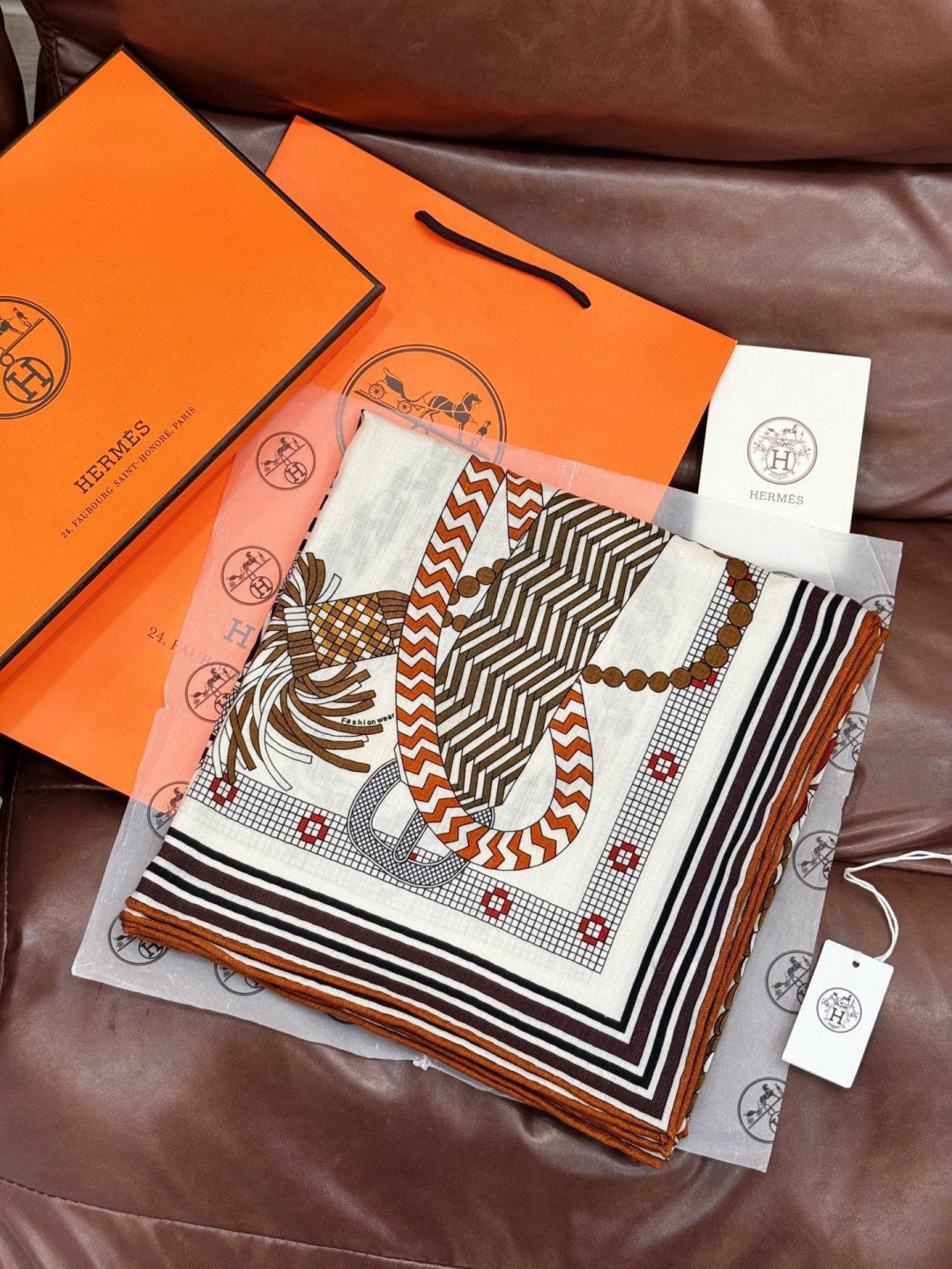 “编织鞍带”140方巾~Hermes 手工卷边丝绒方巾(30%桑蚕丝70%羊绒) 这款爱马仕的经典单品展现强大而迷人的 “编织鞍带”140方巾~Hermes 手工卷边丝绒方巾(30%桑蚕丝70%羊绒) 这款爱马仕的经典单品展现强大而迷人的