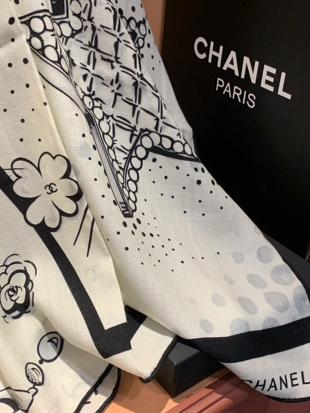 Chanel ~新品～【五角星山茶花】 140双面丝绒方巾 这款经典单品展现强大而迷人的女性魅力精髓。此140方巾推陈出