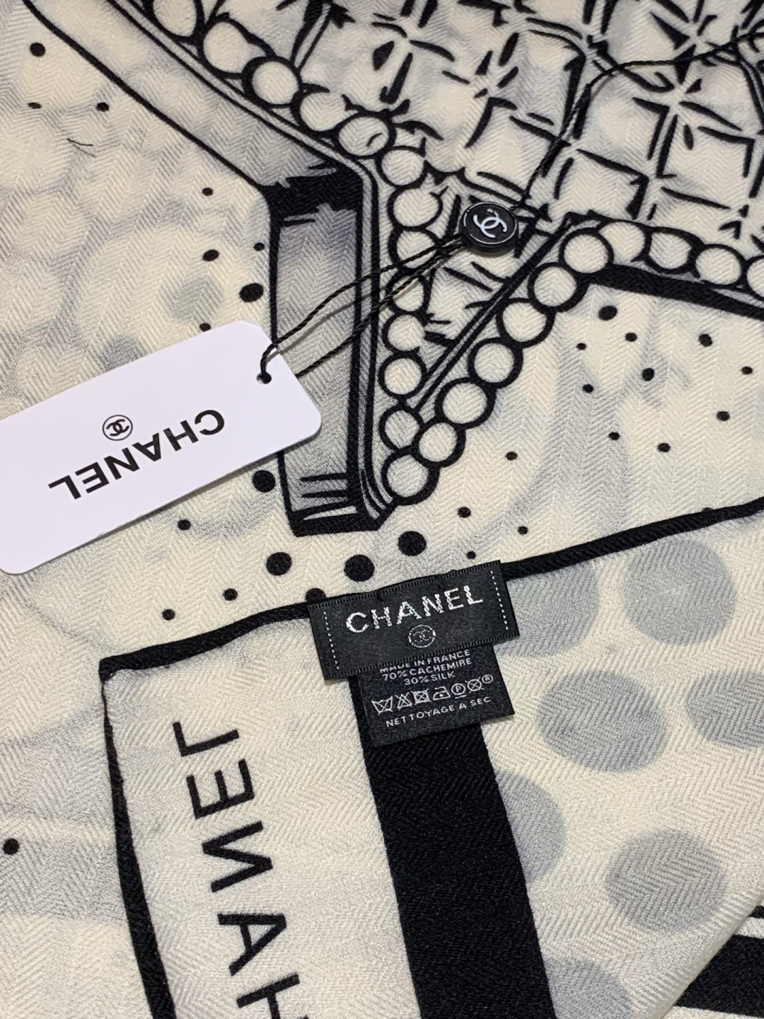 Chanel ~新品～【五角星山茶花】 140双面丝绒方巾 这款经典单品展现强大而迷人的女性魅力精髓。此140方巾推陈出