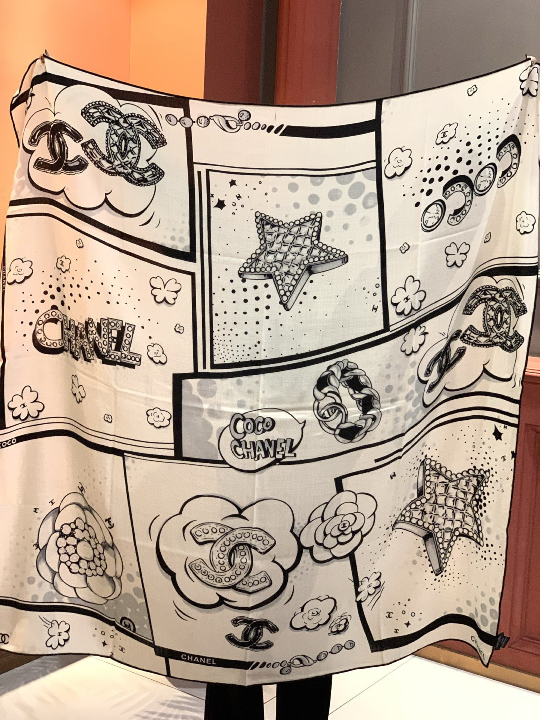 Chanel ~新品～【五角星山茶花】 140双面丝绒方巾 这款经典单品展现强大而迷人的女性魅力精髓。此140方巾推陈出