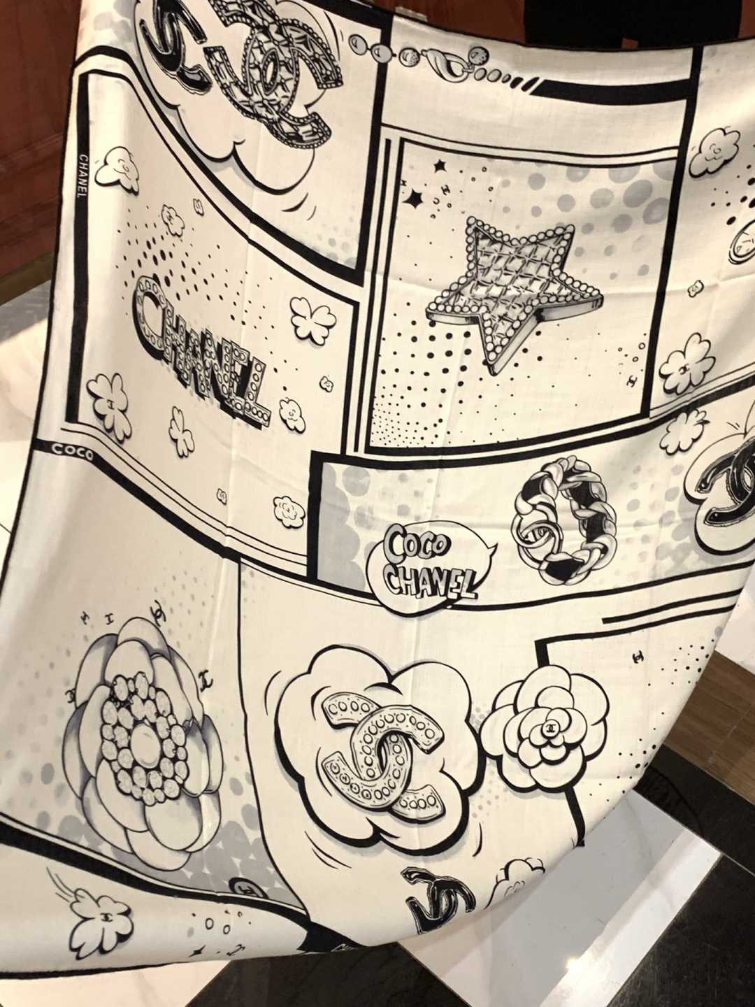 Chanel ~新品～【五角星山茶花】 140双面丝绒方巾 这款经典单品展现强大而迷人的女性魅力精髓。此140方巾推陈出