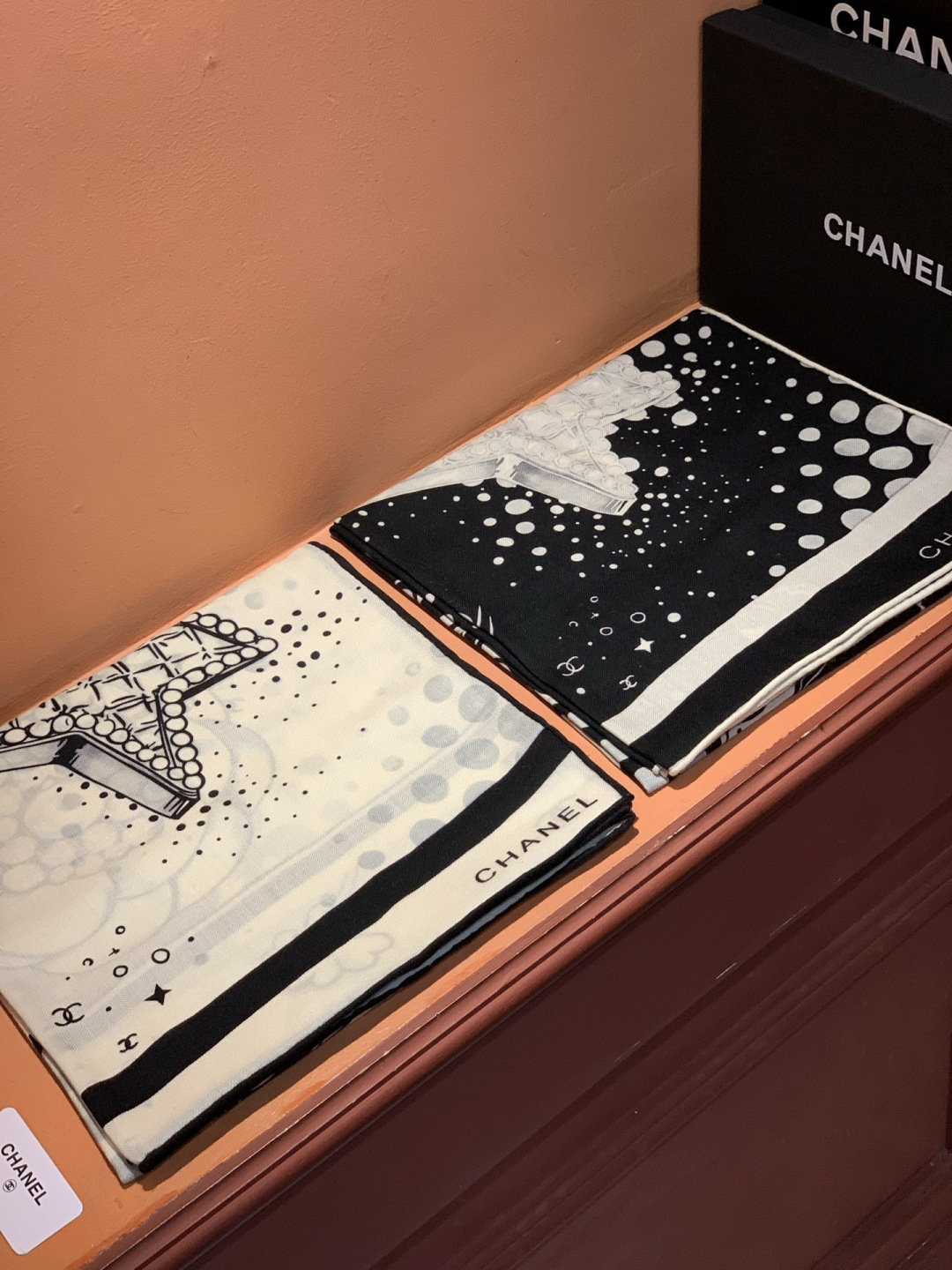 Chanel ~新品～【五角星山茶花】 140双面丝绒方巾 这款经典单品展现强大而迷人的女性魅力精髓。此140方巾推陈出