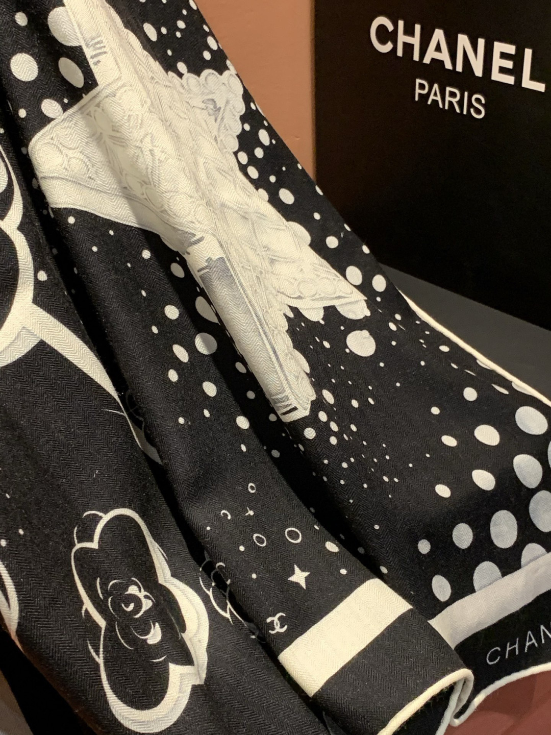 Chanel ~新品～【五角星山茶花】 140双面丝绒方巾 这款经典单品展现强大而迷人的女性魅力精髓。此140方巾推陈出