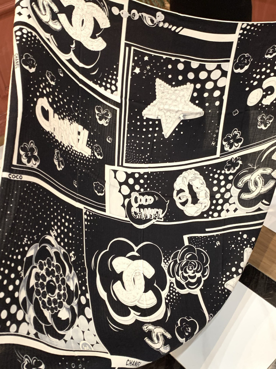 Chanel ~新品～【五角星山茶花】 140双面丝绒方巾 这款经典单品展现强大而迷人的女性魅力精髓。此140方巾推陈出