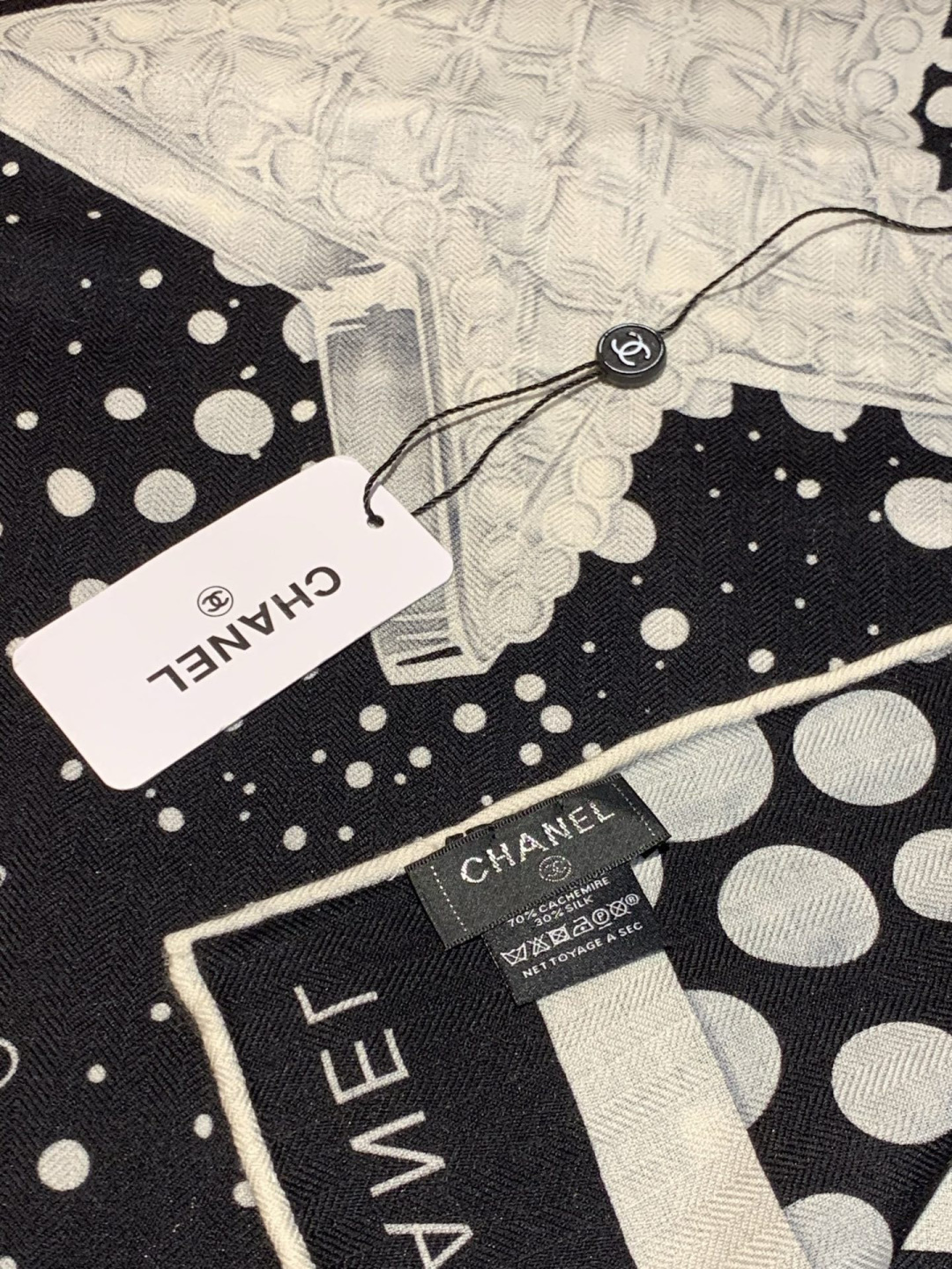 Chanel ~新品～【五角星山茶花】 140双面丝绒方巾 这款经典单品展现强大而迷人的女性魅力精髓。此140方巾推陈出