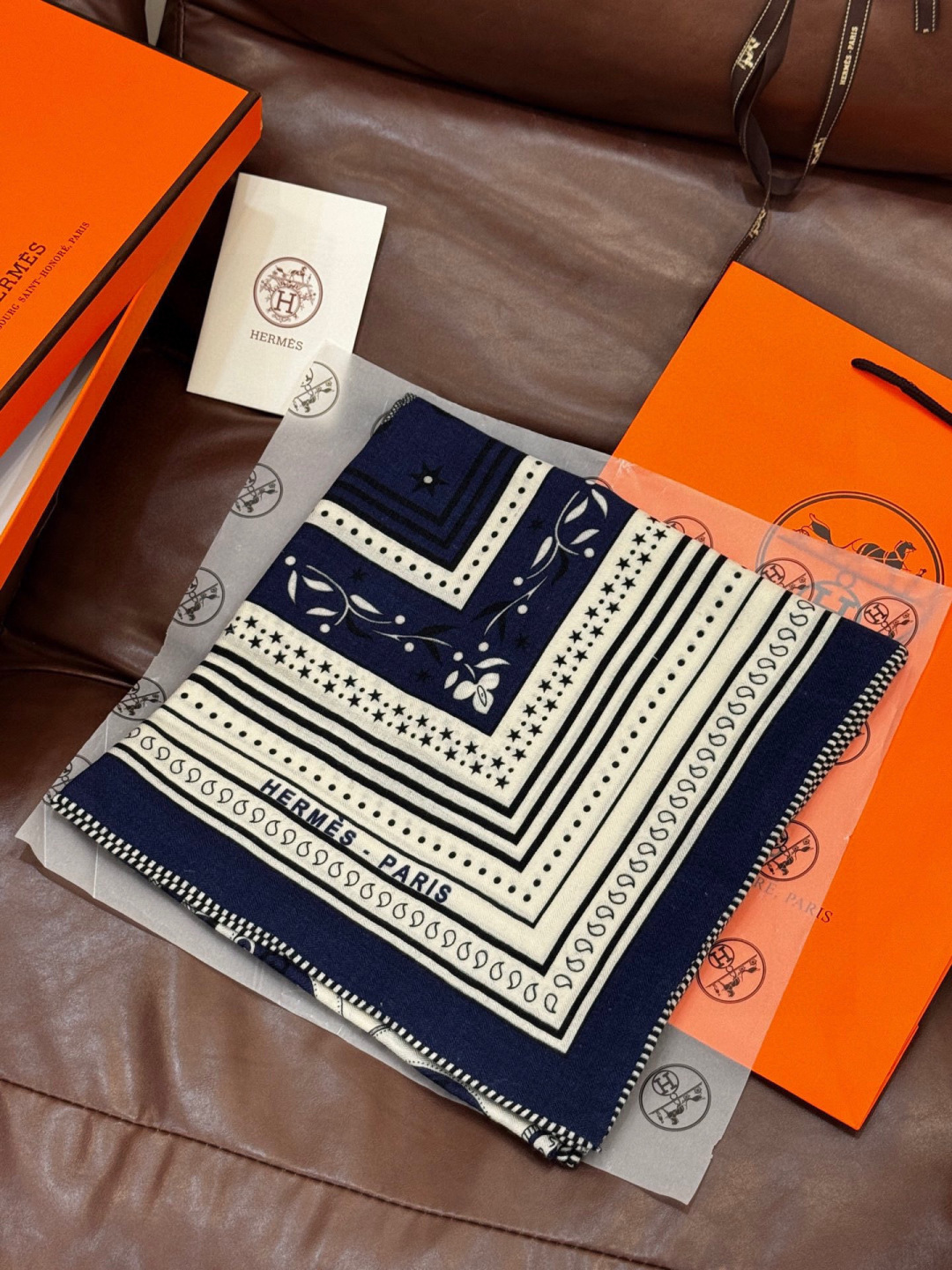 上新💕🔥丝绒方巾 【爱马仕 春夏 亚马逊的庆典 Bandana,佩斯利花纹,生机勃勃的图案】(双面同色方巾)这款Herm 上新💕🔥丝绒方巾 【爱马仕 春夏 亚马逊的庆典 Bandana,佩斯利花纹,生机勃勃的图案】(双面同色方巾)这款Herm
