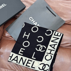 Chanel ~ 【140顶级双面丝绒披肩】 香家logo与字母的完美碰撞设计 底部还有隐隐约约的双C小Logo 完美 Chanel ~ 【140顶级双面丝绒披肩】 香家logo与字母的完美碰撞设计 底部还有隐隐约约的双C小Logo 完美
