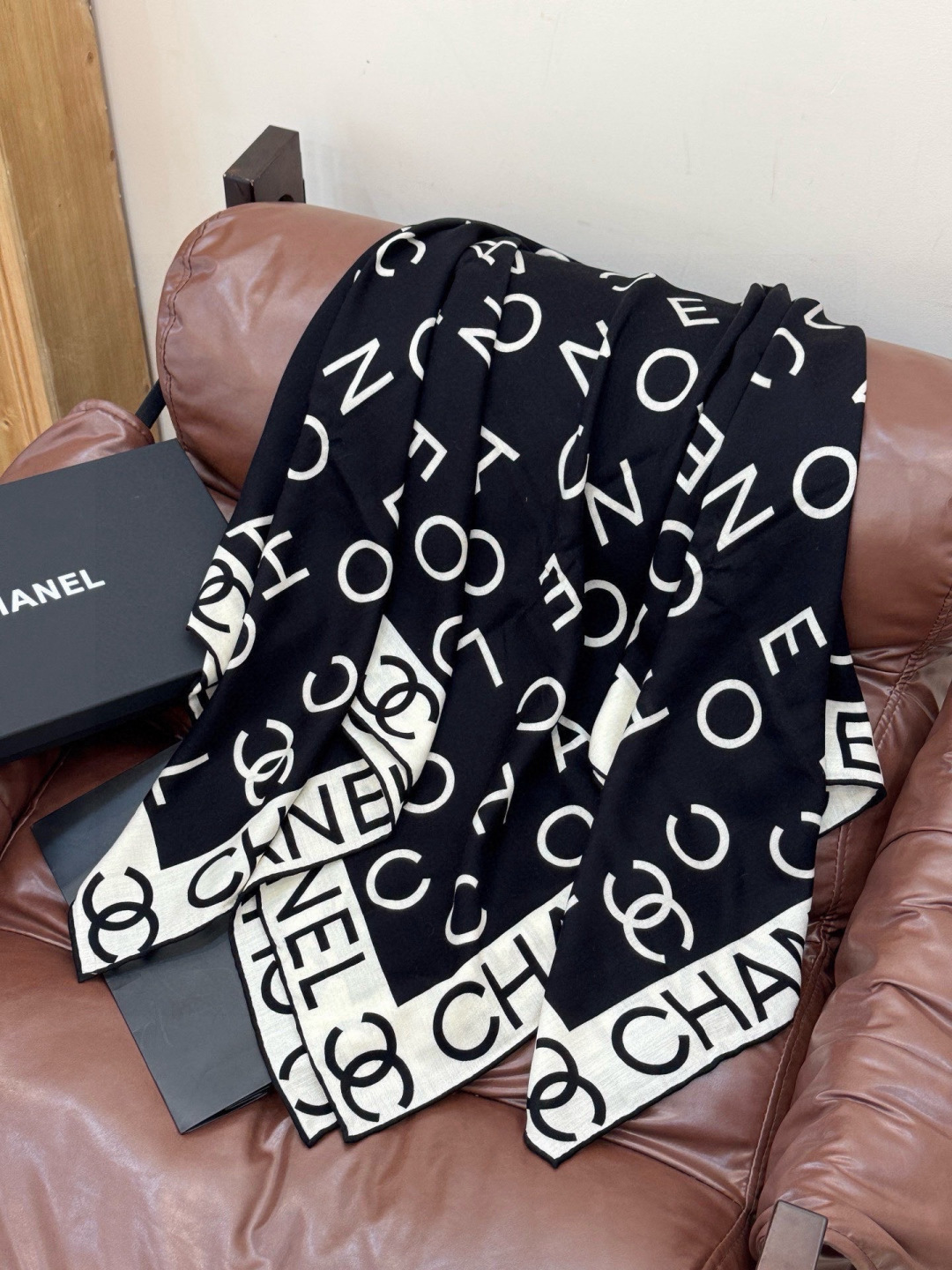 Chanel ~ 【140顶级双面丝绒披肩】 香家logo与字母的完美碰撞设计 底部还有隐隐约约的双C小Logo 完美 Chanel ~ 【140顶级双面丝绒披肩】 香家logo与字母的完美碰撞设计 底部还有隐隐约约的双C小Logo 完美