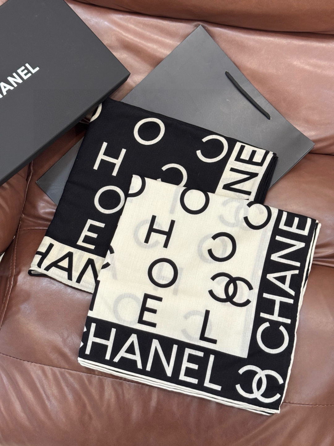 Chanel ~ 【140顶级双面丝绒披肩】 香家logo与字母的完美碰撞设计 底部还有隐隐约约的双C小Logo 完美 Chanel ~ 【140顶级双面丝绒披肩】 香家logo与字母的完美碰撞设计 底部还有隐隐约约的双C小Logo 完美