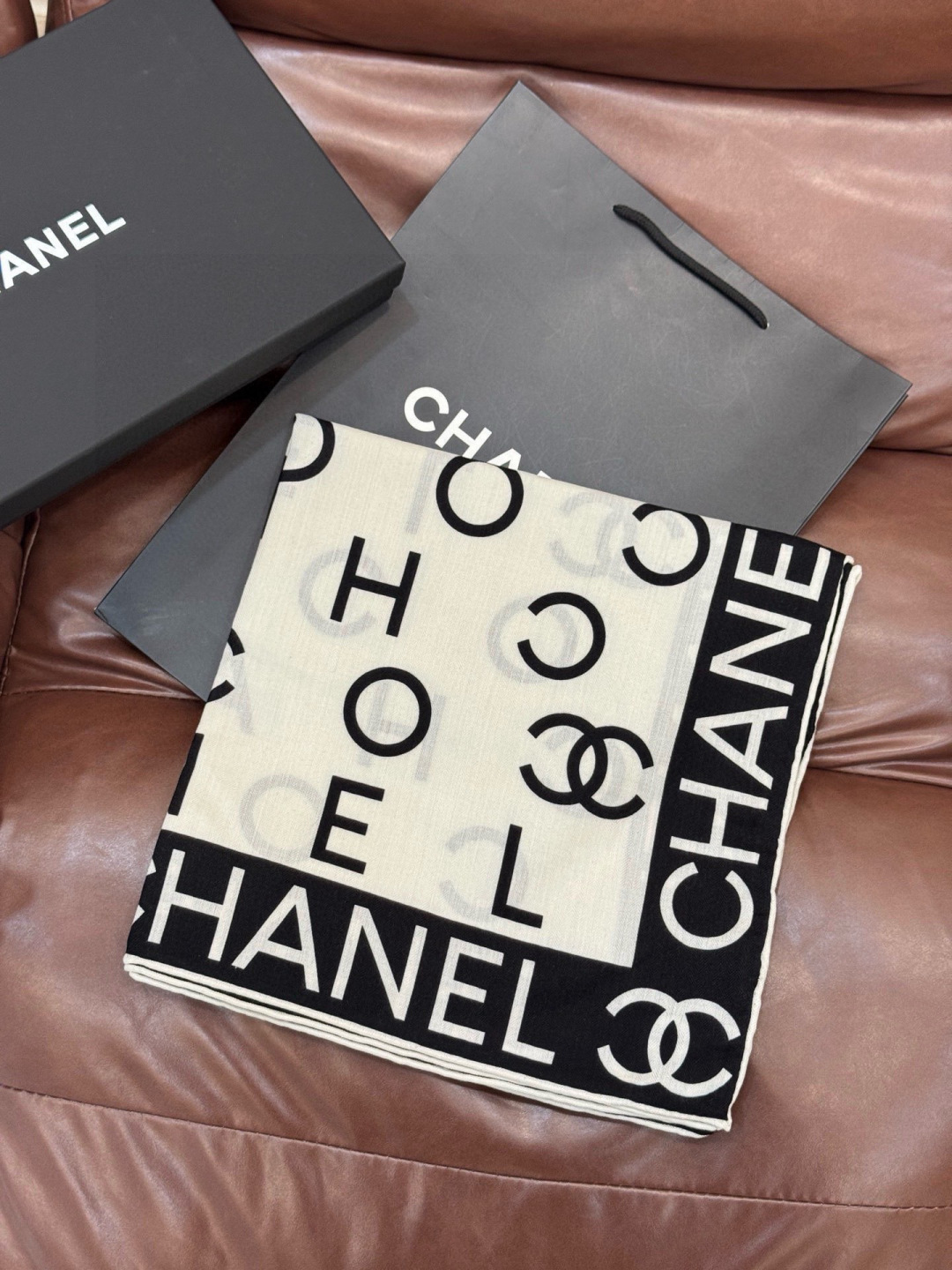 Chanel ~ 【140顶级双面丝绒披肩】 香家logo与字母的完美碰撞设计 底部还有隐隐约约的双C小Logo 完美 Chanel ~ 【140顶级双面丝绒披肩】 香家logo与字母的完美碰撞设计 底部还有隐隐约约的双C小Logo 完美