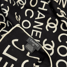 Chanel ~ 【140顶级双面丝绒披肩】 香家logo与字母的完美碰撞设计 底部还有隐隐约约的双C小Logo 完美 Chanel ~ 【140顶级双面丝绒披肩】 香家logo与字母的完美碰撞设计 底部还有隐隐约约的双C小Logo 完美