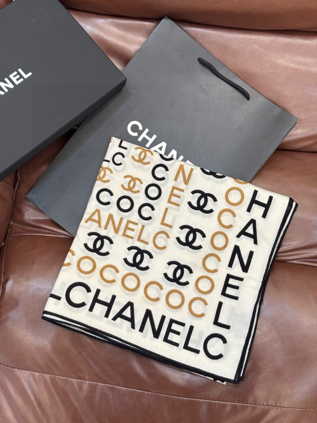 Chanel ~ 【140顶级双面丝绒披肩】 香家logo与字母的完美碰撞设计 底部还有隐隐约约的双C小Logo  完美