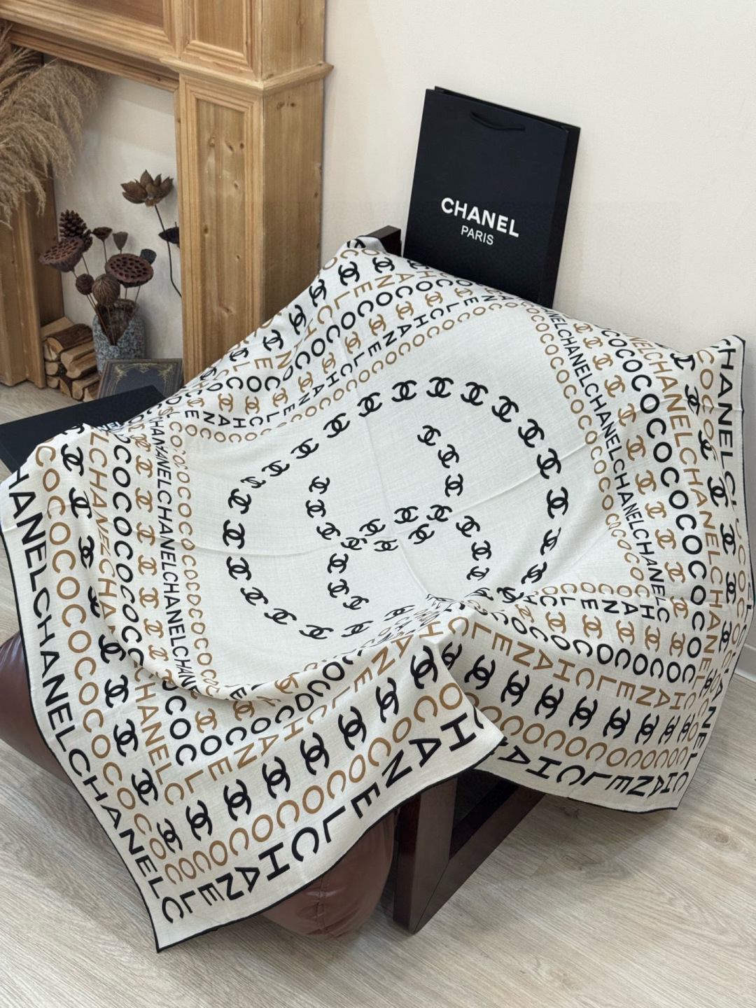 Chanel ~ 【140顶级双面丝绒披肩】 香家logo与字母的完美碰撞设计 底部还有隐隐约约的双C小Logo  完美