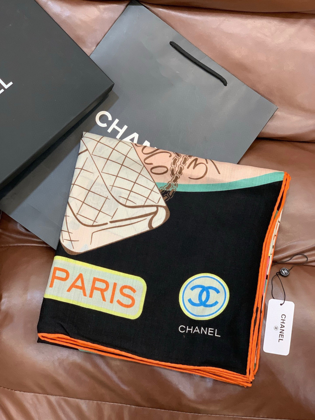 高级成衣系列~Chanel 【140双面同色丝绒披肩】 此系列谱写一曲自由轻灵的赞歌 本系列作品创新演绎品牌的风格符号 高级成衣系列~Chanel 【140双面同色丝绒披肩】 此系列谱写一曲自由轻灵的赞歌 本系列作品创新演绎品牌的风格符号
