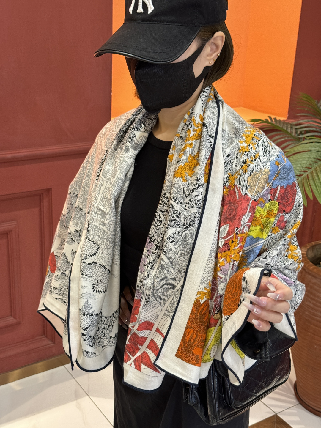 爱马仕～秋冬搭配利器❗️顶级双面同色 版真丝羊绒披肩！！1条等于2条】点睛精彩，图案和配色都超级喜欢，又一款双面配色工艺