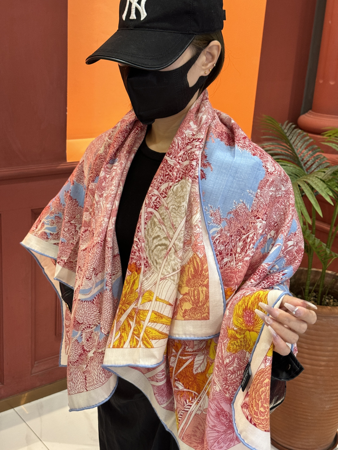 爱马仕～秋冬搭配利器❗️顶级双面同色 版真丝羊绒披肩！！1条等于2条】点睛精彩，图案和配色都超级喜欢，又一款双面配色工艺