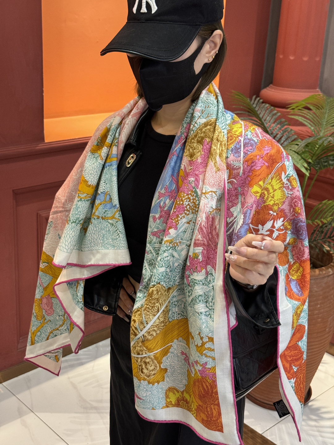 爱马仕～秋冬搭配利器❗️顶级双面同色 版真丝羊绒披肩！！1条等于2条】点睛精彩，图案和配色都超级喜欢，又一款双面配色工艺