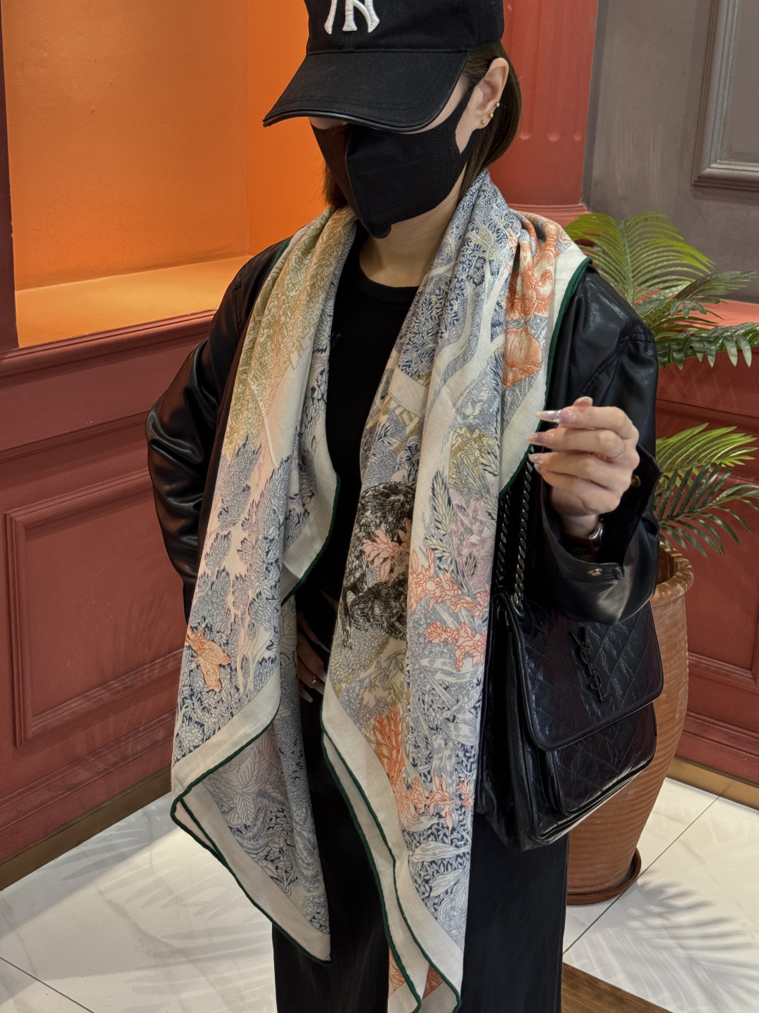 爱马仕～秋冬搭配利器❗️顶级双面同色 版真丝羊绒披肩！！1条等于2条】点睛精彩，图案和配色都超级喜欢，又一款双面配色工艺