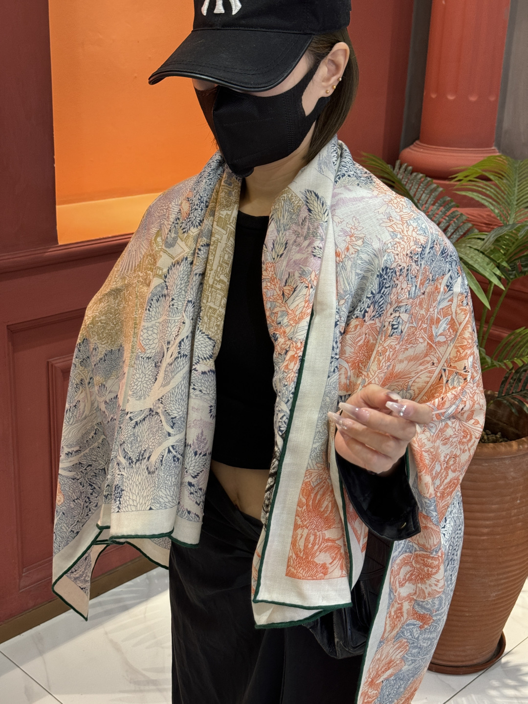 爱马仕～秋冬搭配利器❗️顶级双面同色 版真丝羊绒披肩！！1条等于2条】点睛精彩，图案和配色都超级喜欢，又一款双面配色工艺