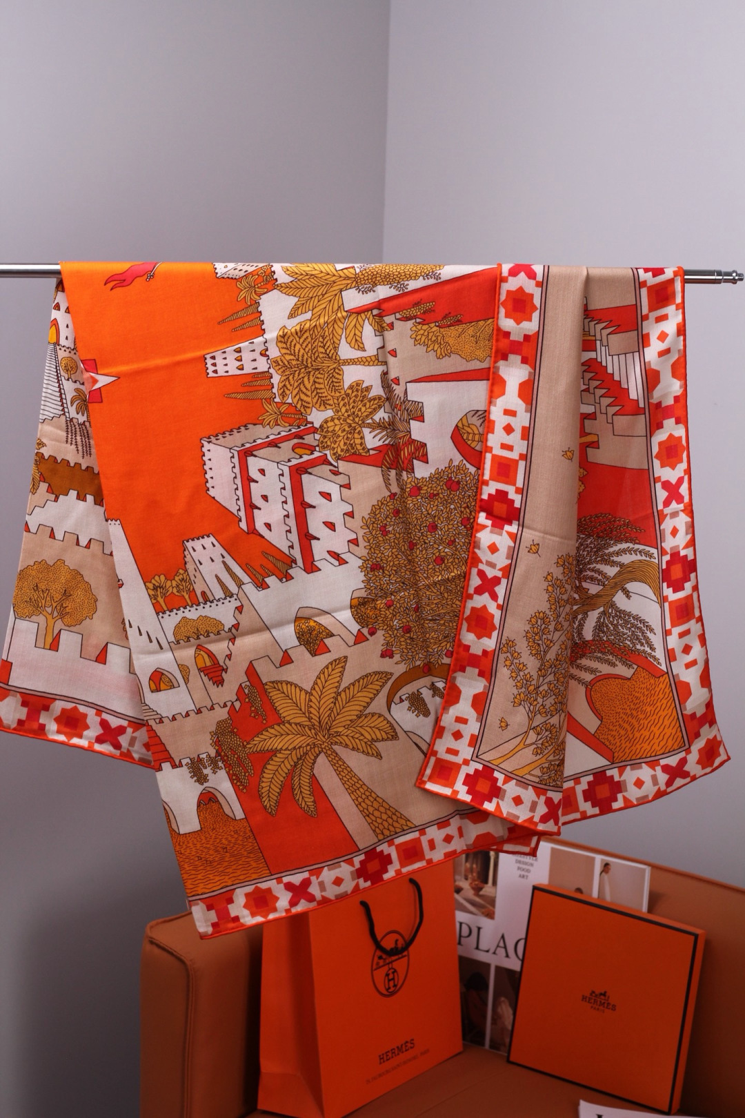 “四方之风宫殿”140 双面方巾 手工卷边丝绒披肩。 这款迷人的140披肩令您散发内在优雅和从容自信。此柔软轻盈的配饰制