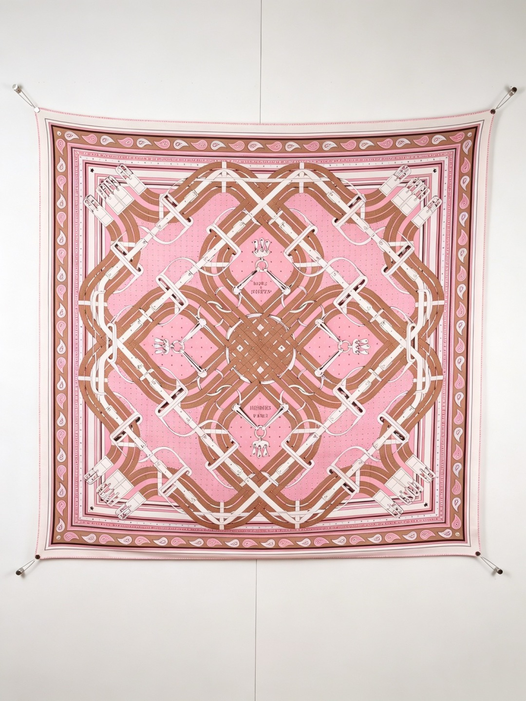 “马嚼锁环BANDANA”140披肩 手工卷边山羊绒和真丝混纺披肩(70%山羊绒,30%桑蚕丝)。 这款迷人的140披肩 “马嚼锁环BANDANA”140披肩 手工卷边山羊绒和真丝混纺披肩(70%山羊绒,30%桑蚕丝)。 这款迷人的140披肩