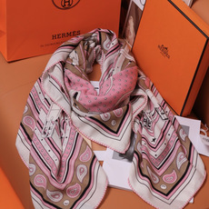 “马嚼锁环BANDANA”140披肩 手工卷边山羊绒和真丝混纺披肩(70%山羊绒,30%桑蚕丝)。 这款迷人的140披肩 “马嚼锁环BANDANA”140披肩 手工卷边山羊绒和真丝混纺披肩(70%山羊绒,30%桑蚕丝)。 这款迷人的140披肩