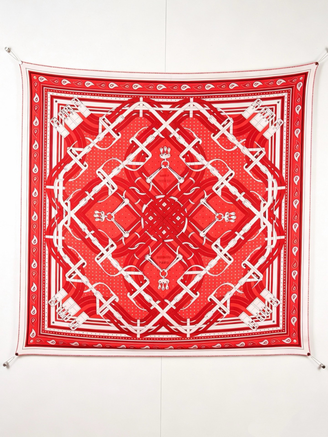 “马嚼锁环BANDANA”140披肩 手工卷边山羊绒和真丝混纺披肩（70%山羊绒，30%桑蚕丝）。 这款迷人的140披肩