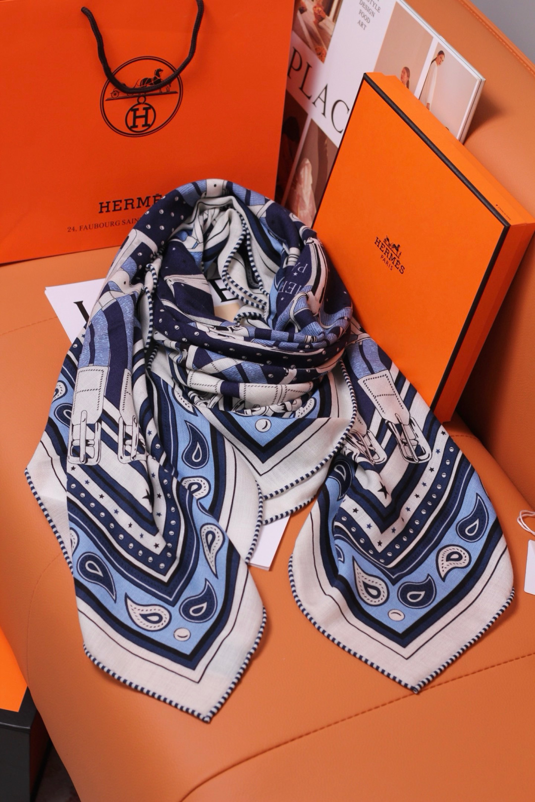 “马嚼锁环BANDANA”140披肩 手工卷边山羊绒和真丝混纺披肩(70%山羊绒,30%桑蚕丝)。 这款迷人的140披肩 “马嚼锁环BANDANA”140披肩 手工卷边山羊绒和真丝混纺披肩(70%山羊绒,30%桑蚕丝)。 这款迷人的140披肩