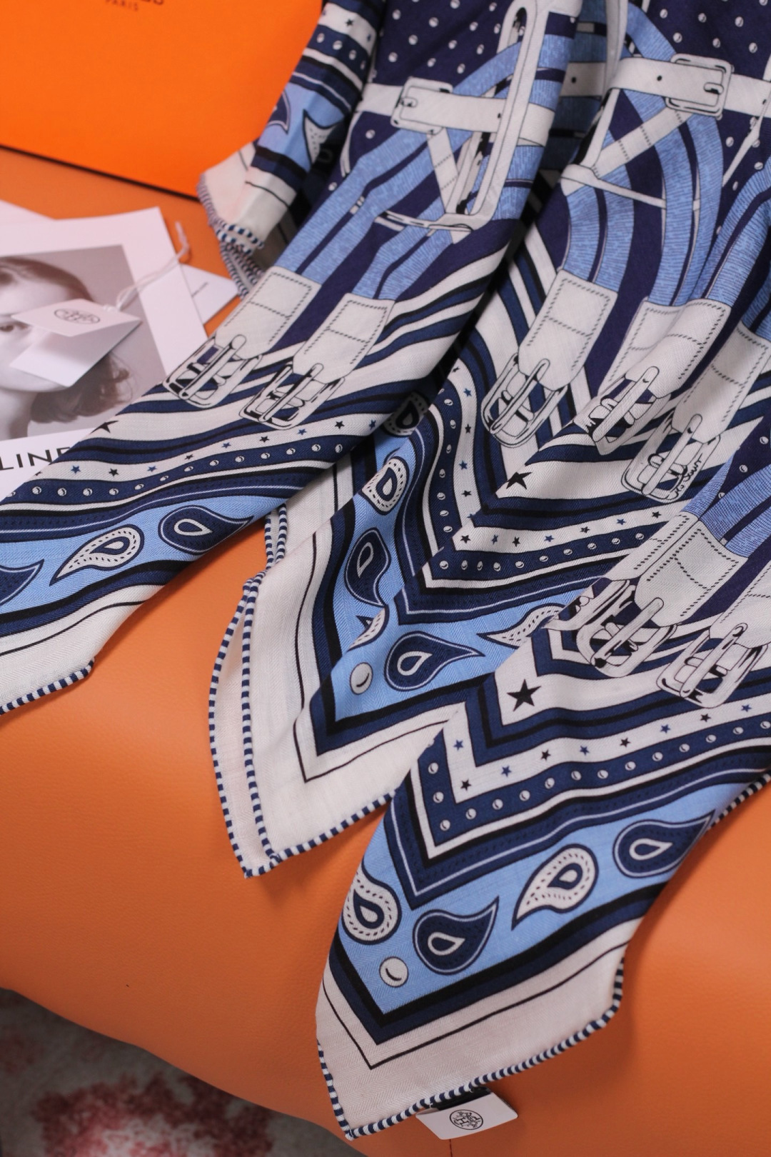 “马嚼锁环BANDANA”140披肩 手工卷边山羊绒和真丝混纺披肩(70%山羊绒,30%桑蚕丝)。 这款迷人的140披肩 “马嚼锁环BANDANA”140披肩 手工卷边山羊绒和真丝混纺披肩(70%山羊绒,30%桑蚕丝)。 这款迷人的140披肩