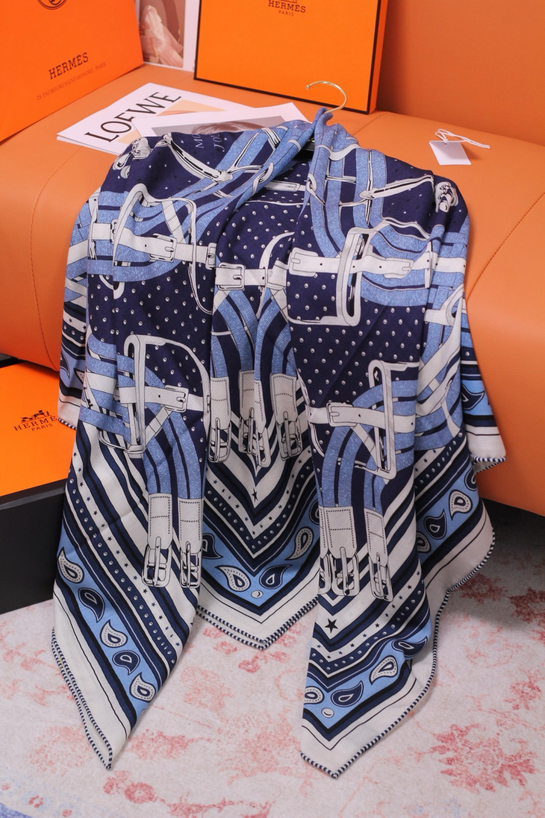 “马嚼锁环BANDANA”140披肩 手工卷边山羊绒和真丝混纺披肩(70%山羊绒,30%桑蚕丝)。 这款迷人的140披肩 “马嚼锁环BANDANA”140披肩 手工卷边山羊绒和真丝混纺披肩(70%山羊绒,30%桑蚕丝)。 这款迷人的140披肩