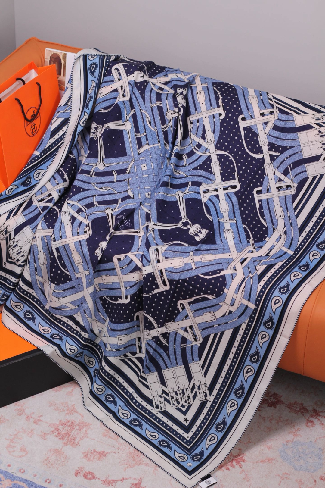 “马嚼锁环BANDANA”140披肩 手工卷边山羊绒和真丝混纺披肩(70%山羊绒,30%桑蚕丝)。 这款迷人的140披肩 “马嚼锁环BANDANA”140披肩 手工卷边山羊绒和真丝混纺披肩(70%山羊绒,30%桑蚕丝)。 这款迷人的140披肩