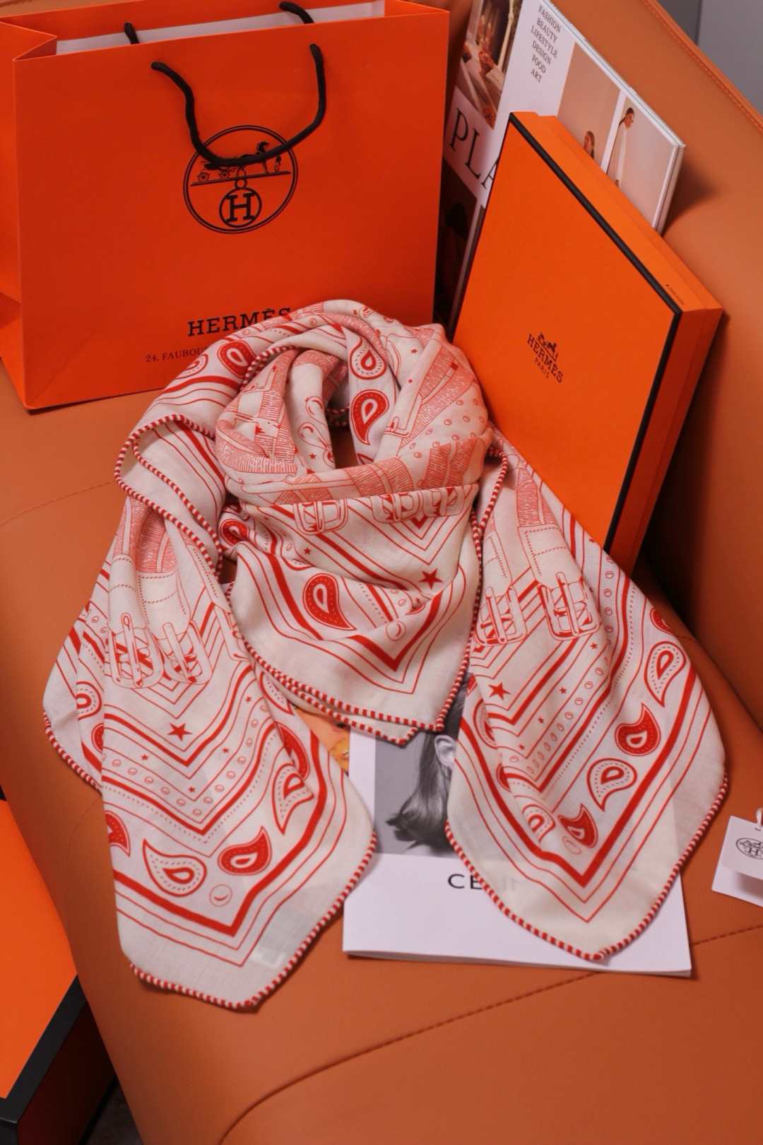 “马嚼锁环BANDANA”140披肩 手工卷边山羊绒和真丝混纺披肩(70%山羊绒,30%桑蚕丝)。 这款迷人的140披肩 “马嚼锁环BANDANA”140披肩 手工卷边山羊绒和真丝混纺披肩(70%山羊绒,30%桑蚕丝)。 这款迷人的140披肩