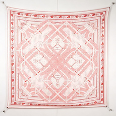 “马嚼锁环BANDANA”140披肩 手工卷边山羊绒和真丝混纺披肩(70%山羊绒,30%桑蚕丝)。 这款迷人的140披肩 “马嚼锁环BANDANA”140披肩 手工卷边山羊绒和真丝混纺披肩(70%山羊绒,30%桑蚕丝)。 这款迷人的140披肩