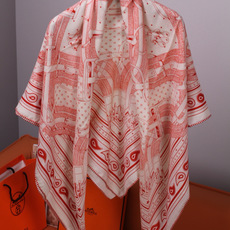 “马嚼锁环BANDANA”140披肩 手工卷边山羊绒和真丝混纺披肩(70%山羊绒,30%桑蚕丝)。 这款迷人的140披肩 “马嚼锁环BANDANA”140披肩 手工卷边山羊绒和真丝混纺披肩(70%山羊绒,30%桑蚕丝)。 这款迷人的140披肩