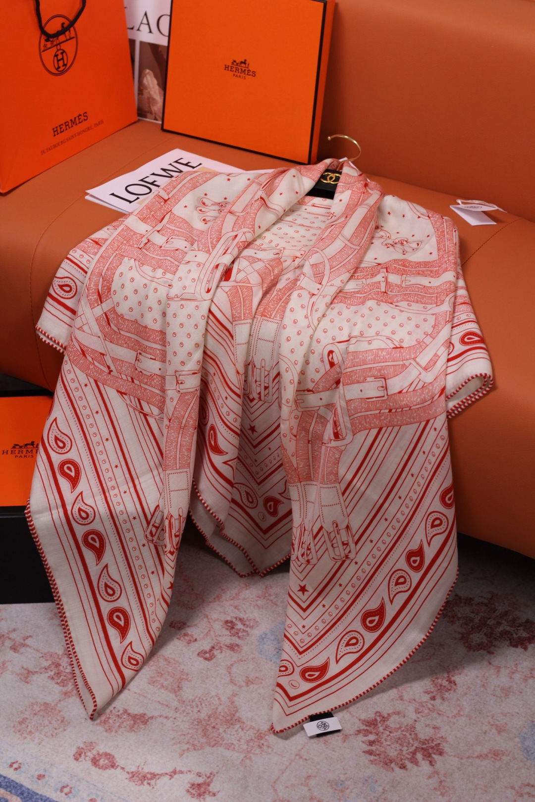 “马嚼锁环BANDANA”140披肩 手工卷边山羊绒和真丝混纺披肩(70%山羊绒,30%桑蚕丝)。 这款迷人的140披肩 “马嚼锁环BANDANA”140披肩 手工卷边山羊绒和真丝混纺披肩(70%山羊绒,30%桑蚕丝)。 这款迷人的140披肩