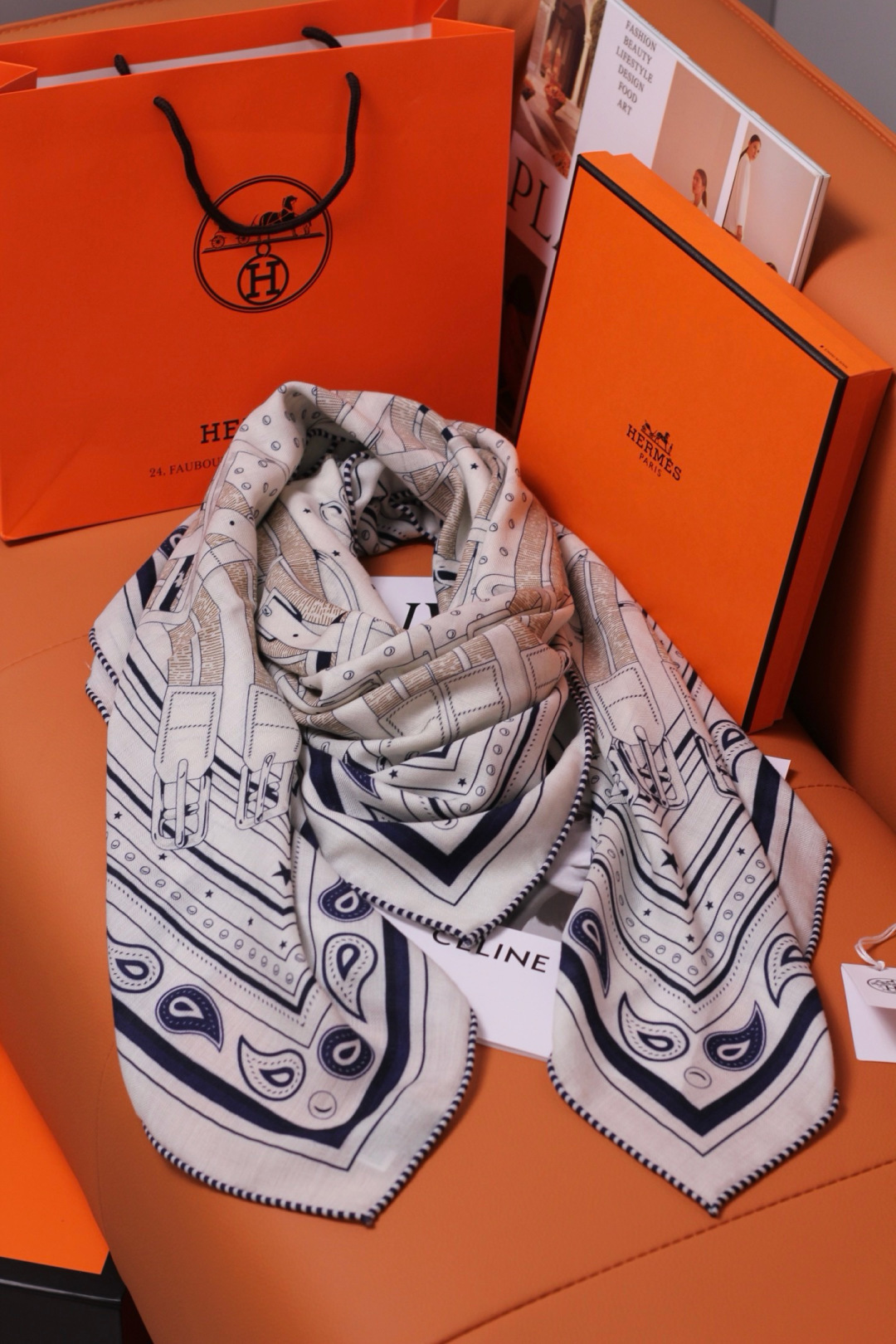 “马嚼锁环BANDANA”140披肩 手工卷边山羊绒和真丝混纺披肩(70%山羊绒,30%桑蚕丝)。 这款迷人的140披肩 “马嚼锁环BANDANA”140披肩 手工卷边山羊绒和真丝混纺披肩(70%山羊绒,30%桑蚕丝)。 这款迷人的140披肩