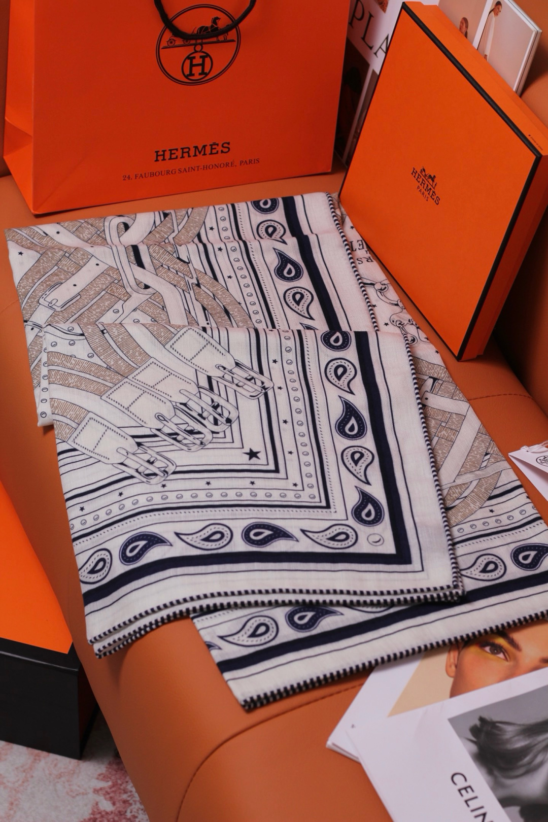 “马嚼锁环BANDANA”140披肩 手工卷边山羊绒和真丝混纺披肩(70%山羊绒,30%桑蚕丝)。 这款迷人的140披肩 “马嚼锁环BANDANA”140披肩 手工卷边山羊绒和真丝混纺披肩(70%山羊绒,30%桑蚕丝)。 这款迷人的140披肩
