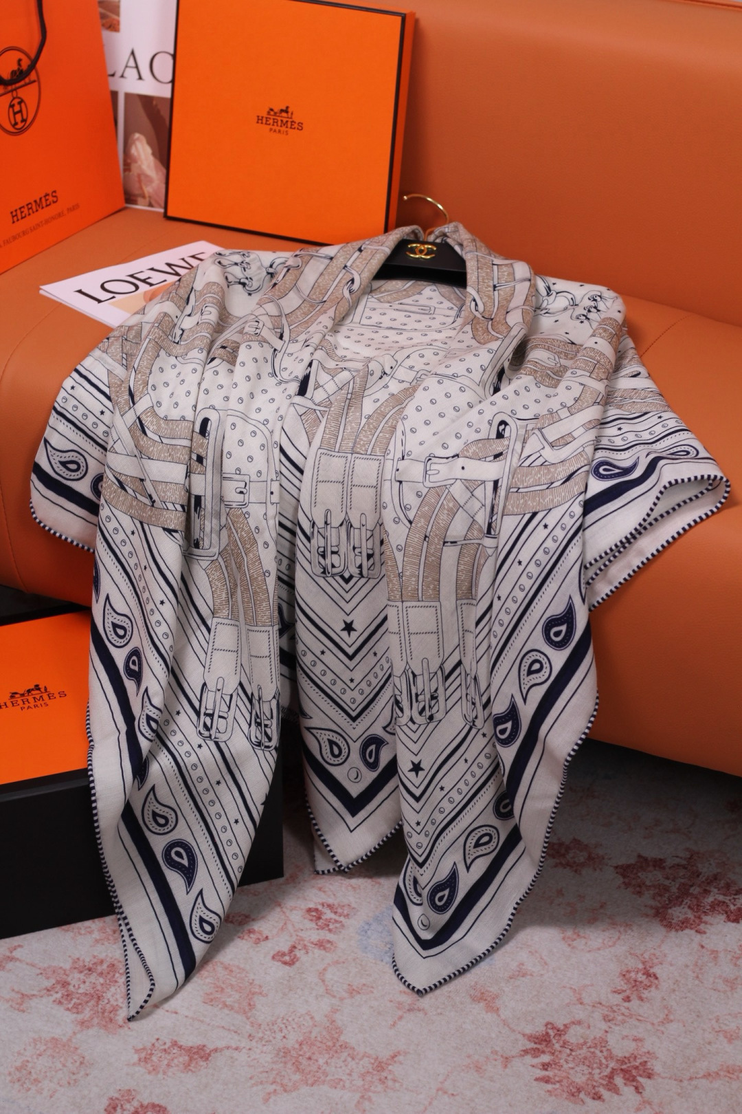 “马嚼锁环BANDANA”140披肩 手工卷边山羊绒和真丝混纺披肩(70%山羊绒,30%桑蚕丝)。 这款迷人的140披肩 “马嚼锁环BANDANA”140披肩 手工卷边山羊绒和真丝混纺披肩(70%山羊绒,30%桑蚕丝)。 这款迷人的140披肩